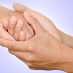 Junger Mann hält Hand einer älteren Frau- Hintergrund lila