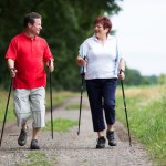 Paar beim Nordic Walking